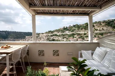 Vista generica sulle montagne o vista sulle montagne dall'interno della casa vacanze