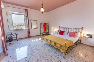 Letto o letti in una camera di Soffitti colorati