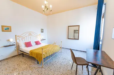 Letto o letti in una camera di Soffitti colorati