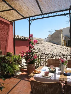 Vista generica sulle montagne o vista sulle montagne dall'interno del bed & breakfast