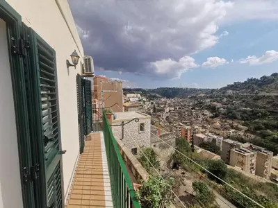 Vista generica sulle montagne o vista sulle montagne dall'interno della casa vacanze