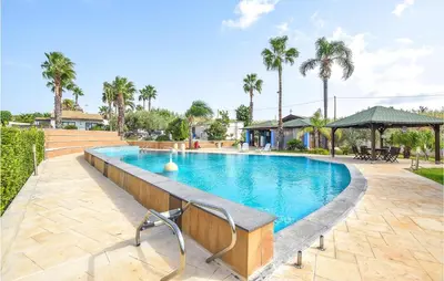 Piscina di Beautiful Home In Pozzallo Rg o nelle vicinanze