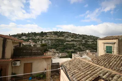 Vista generica sulle montagne o vista sulle montagne dall'interno della casa vacanze