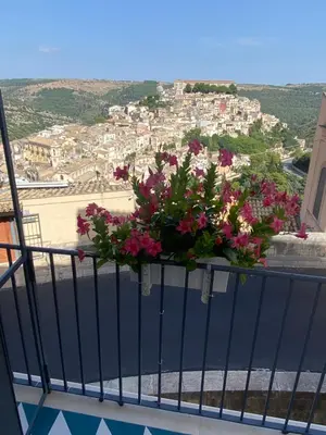 Vista generica sulle montagne o vista sulle montagne dall'interno della casa vacanze
