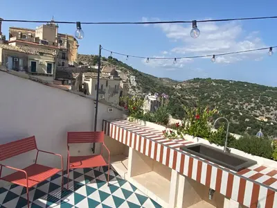 Vista generica sulle montagne o vista sulle montagne dall'interno della casa vacanze