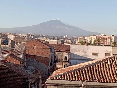 Vista generica sulle montagne o vista sulle montagne dall'interno dell'appartamento