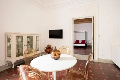 TV o dispositivi per l'intrattenimento presso B. Sicilian Charming Stay Historical Suite