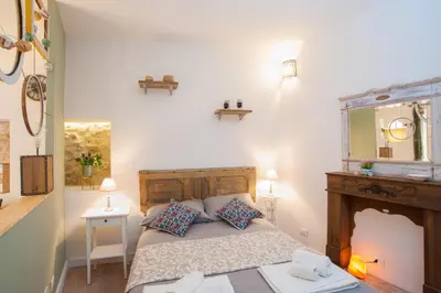 Letto o letti in una camera di Homes4Holidays - Artistic Nest