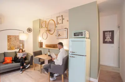 Area soggiorno di Homes4Holidays - Artistic Nest