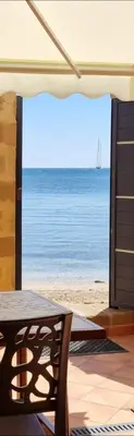 Vista generica sul mare o vista sul mare dall'interno dell'appartamento