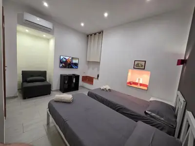 TV o dispositivi per l'intrattenimento presso Domus Odeon la casa nel parco archeologico di Catania