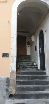 Facciata o entrata di Domus Odeon la casa nel parco archeologico di Catania