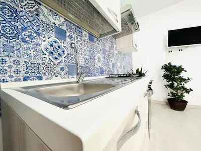 Cucina o angolo cottura di Sunlands 50 meters from the sandy beach with wifi