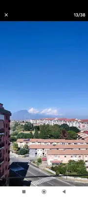 Vista generica sulle montagne o vista sulle montagne dall'interno della stanza in casa privata