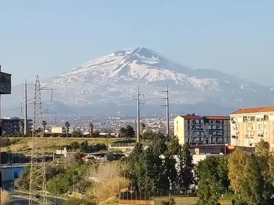 Vista generica sulle montagne o vista sulle montagne dall'interno della stanza in casa privata