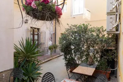 Giardino di GuestHost - Gli Archi di Ortigia - Cala Rossa Cozy Apartment
