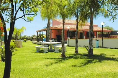 Giardino di Holiday Home Floridia with Pool near Beach