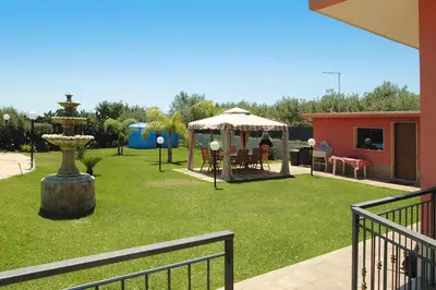Giardino di Holiday Home Floridia with Pool near Beach