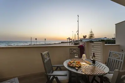 Vista generica sul mare o vista sul mare dall'interno della casa vacanze