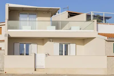 Balcone o terrazza di ISULATRAVEL - House on the beach Piano Terra