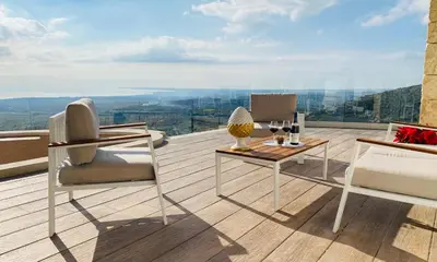 Vista generica sulle montagne o vista sulle montagne dall'interno della villa