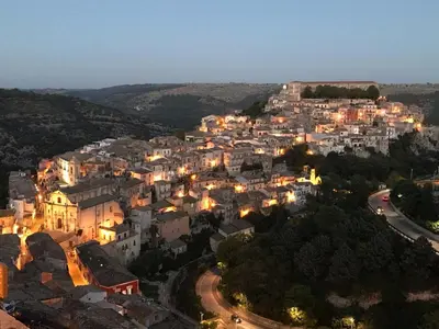 Vista generica su Ragusa o vista sulla città dall'interno della casa vacanze