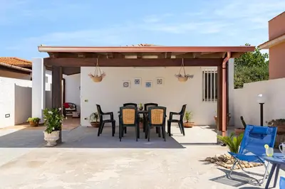 Patio o area all'aperto di Villa Dema, sea front & beach 20 mt