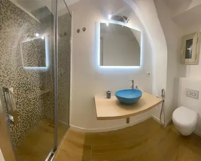 Bagno di Casa accanto teatro