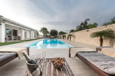 Piscina di ISULATRAVEL - Villa Le Palme o nelle vicinanze