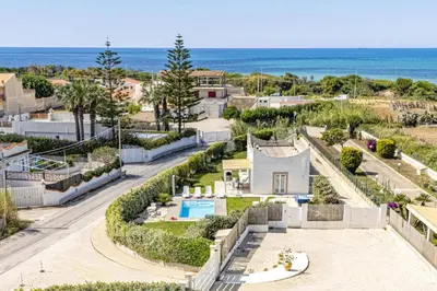 Vista generica sul mare o vista sul mare dall'interno della villa