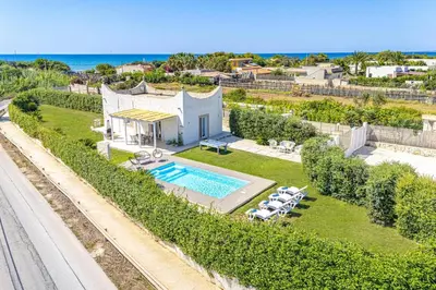 Piscina di Villa Indaco by Villa Plus o nelle vicinanze