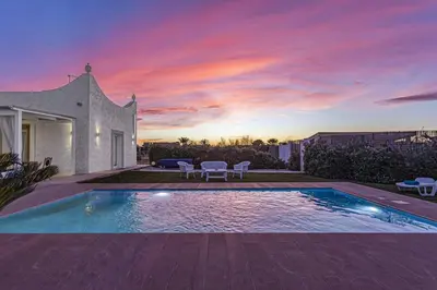 Piscina di Villa Indaco by Villa Plus o nelle vicinanze