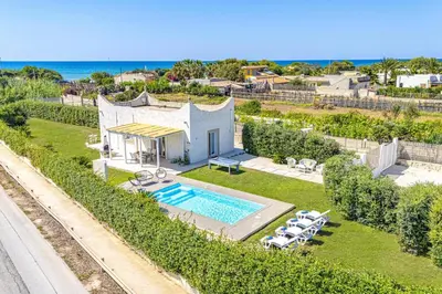 Piscina di Villa Indaco by Villa Plus o nelle vicinanze
