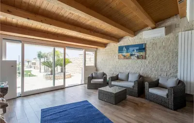 Area soggiorno di Awesome Home In Pachino With Kitchen