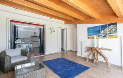 Area soggiorno di Awesome Home In Pachino With Kitchen