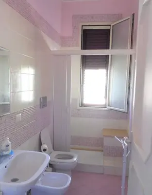 Bagno di Appartamento in Villa a 100 metri dal mare