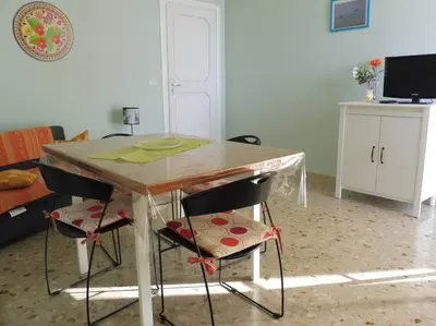 TV o dispositivi per l'intrattenimento presso Appartamento in Villa a 100 metri dal mare