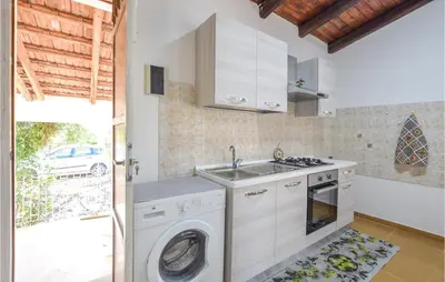 Cucina o angolo cottura di 2 Bedroom Cozy Home In Siracusa