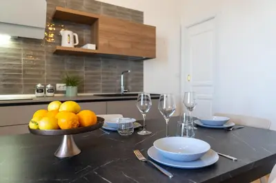 Cucina o angolo cottura di GuestHost - Ortigia Superior Sea View Apartment near Duomo