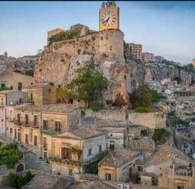 Vista generica su Modica o vista sulla città dall'interno della casa vacanze