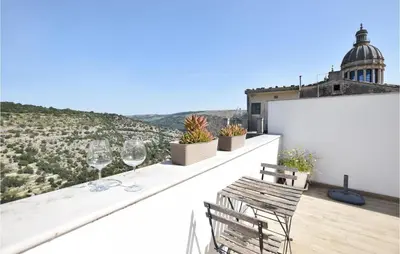 Vista generica sulle montagne o vista sulle montagne dall'interno della casa vacanze