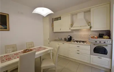 Cucina o angolo cottura di 3 Bedroom Awesome Home In Ragusa