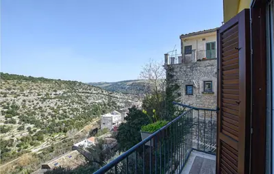 Vista generica sulle montagne o vista sulle montagne dall'interno della casa vacanze
