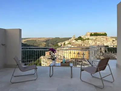 Vista generica sulle montagne o vista sulle montagne dall'interno dell'appartamento
