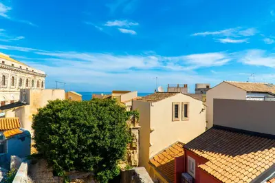 Vista generica sul mare o vista sul mare dall'interno dell'appartamento
