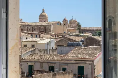 Vista generica su Noto o vista sulla città dall'interno dell'appartamento