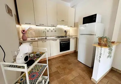 Cucina o angolo cottura di La Finestra sul mare Marzamemi con Wi-Fi e posto auto