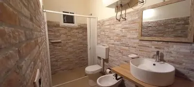 Bagno di Dimore del Carrubo - openspace con piscina